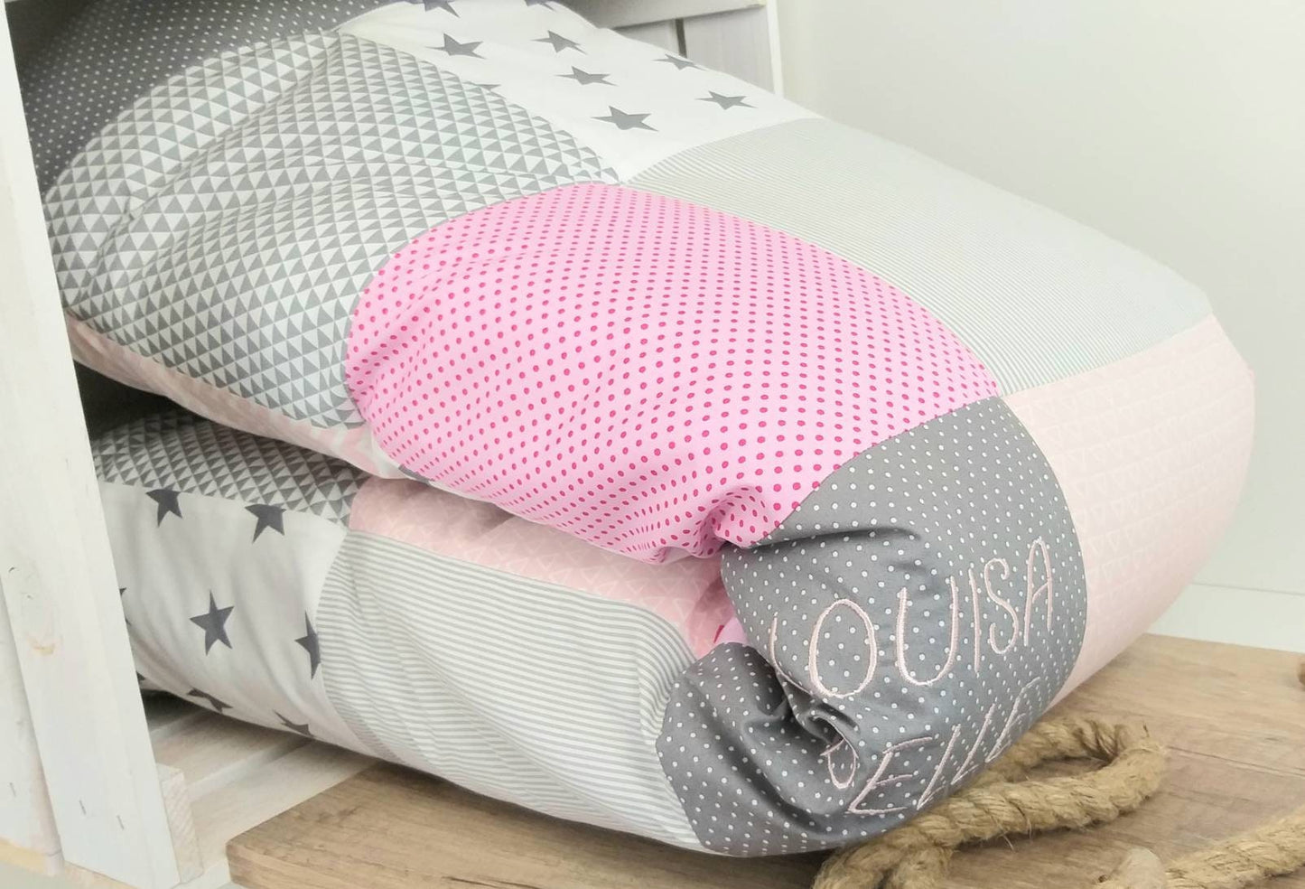 3-4cm dicke Krabbeldecke - Patchwork - DECKE - Babydecke - Sterne puderrosa/rosa/grau/weiß - mit Namen und Datum