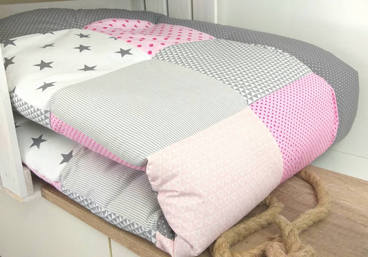 3-4cm dicke Krabbeldecke - Patchwork - DECKE - Babydecke - Sterne puderrosa/rosa/grau/weiß - mit Namen und Datum