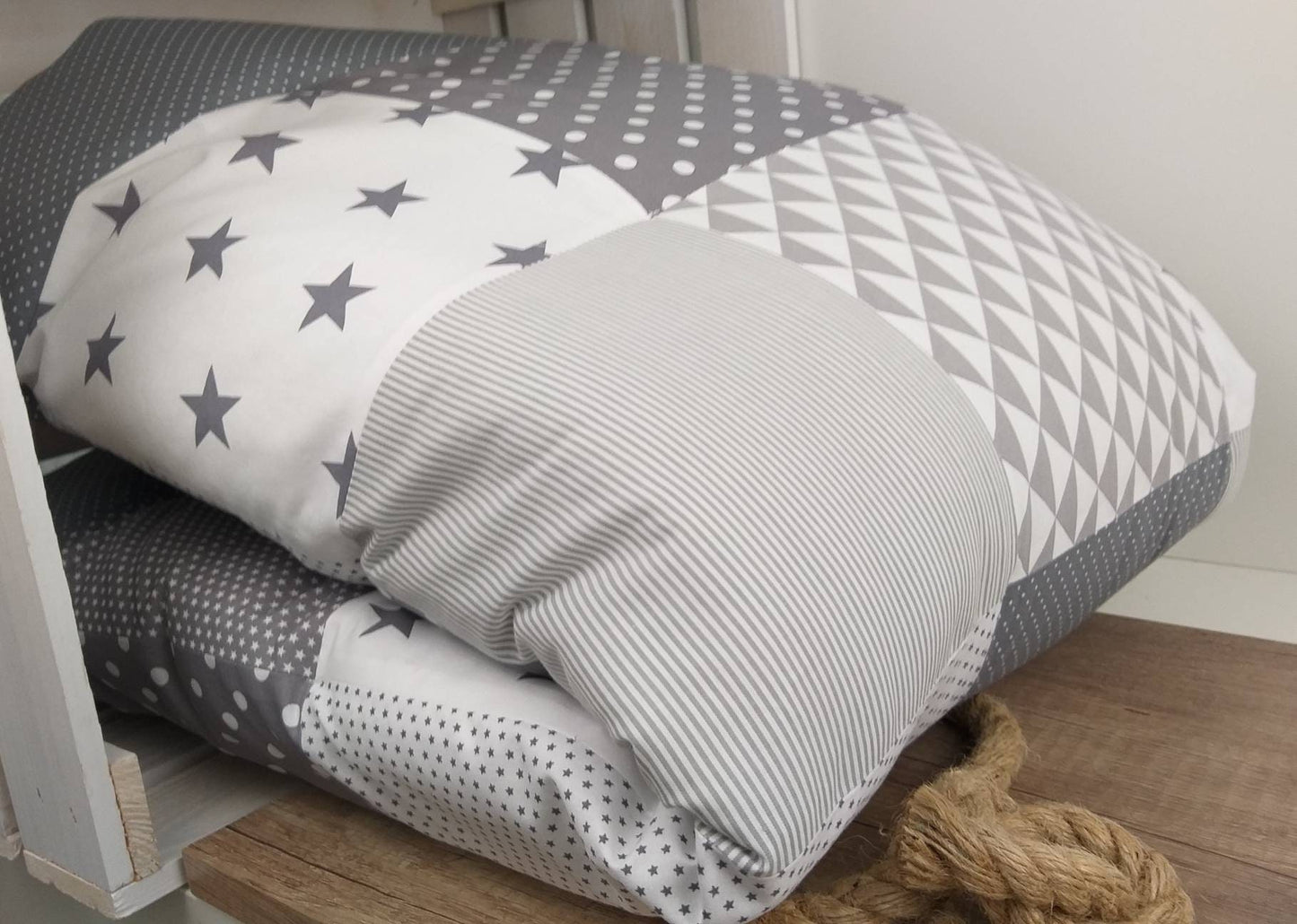 3-4cm dicke Krabbeldecke - Patchwork - DECKE - Babydecke - Sterne grau/weiß - mit Namen und Datum