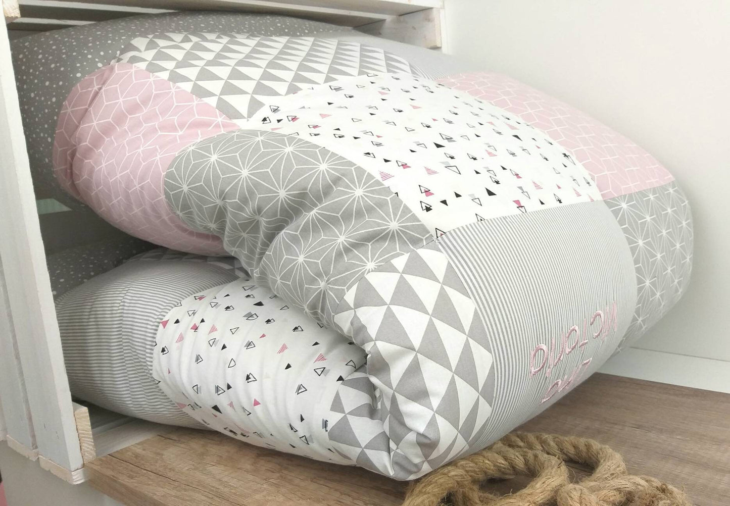 KRABBELDECKE - PATCHWORK - Decke - Babydecke - GEO altrosa/grau/weiß - personalisierbar mit Namen / Datum / Uhrzeit / Größe / Gewicht