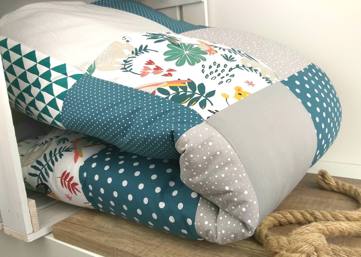 Krabbeldecke - Patchwork - Decke - Babydecke - JUNGLE petrol/grau/weiß - 3-4cm dick - mit Namen / Datum / Uhrzeit / Größe / Gewicht