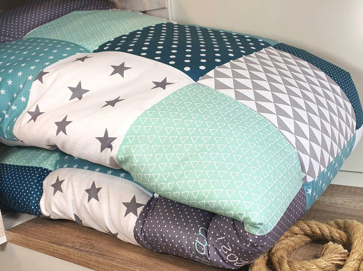 3-4cm dicke Krabbeldecke - Patchwork - Decke - Babydecke - petrol mint grau weiß - mit Namen / Datum / Uhrzeit / Größe / Gewicht
