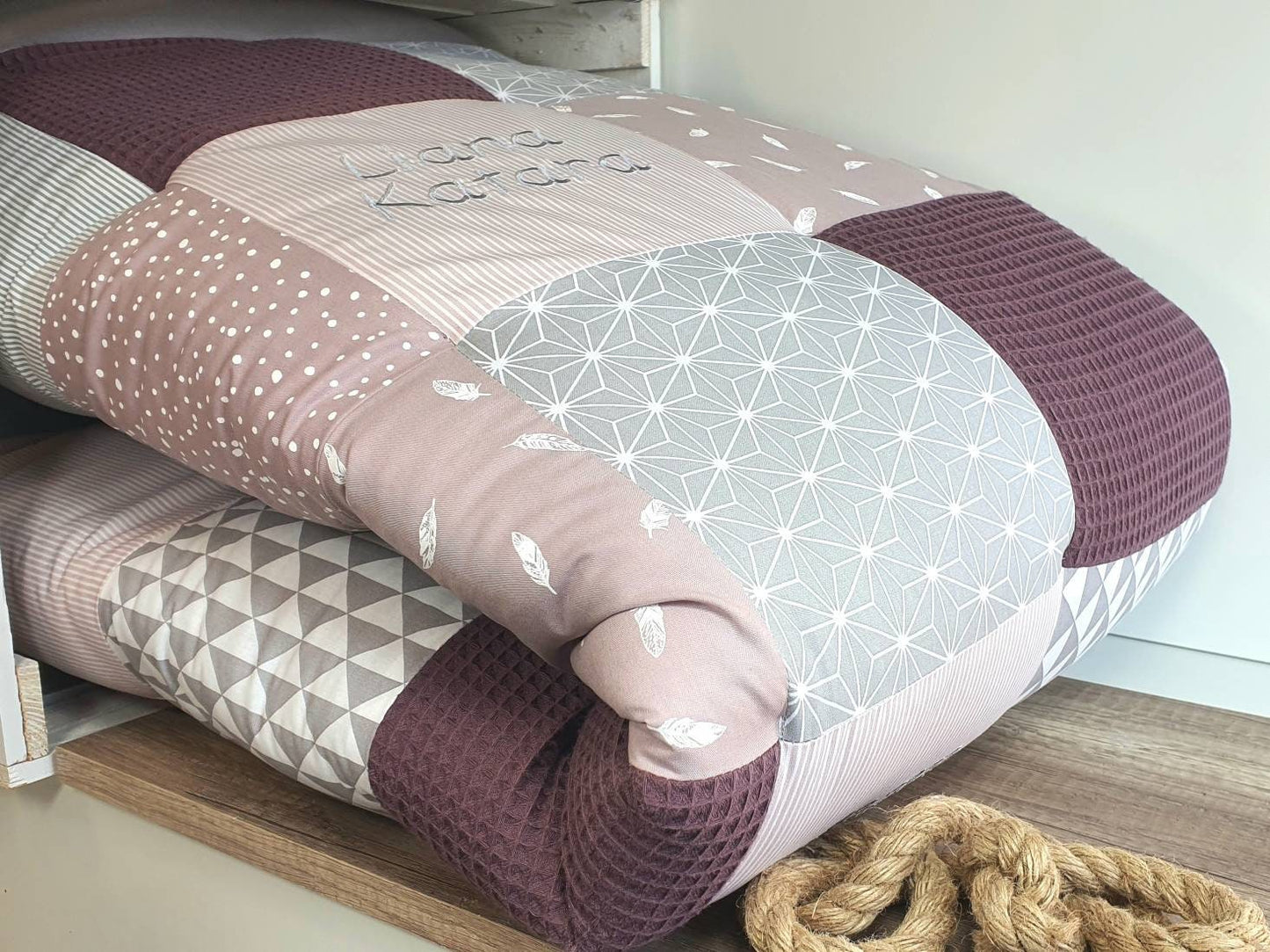 3-4cm dicke Krabbeldecke - Patchwork - Waffelstoff Decke - Babydecke - Federn altrosa/grau/weiß - mit Namen