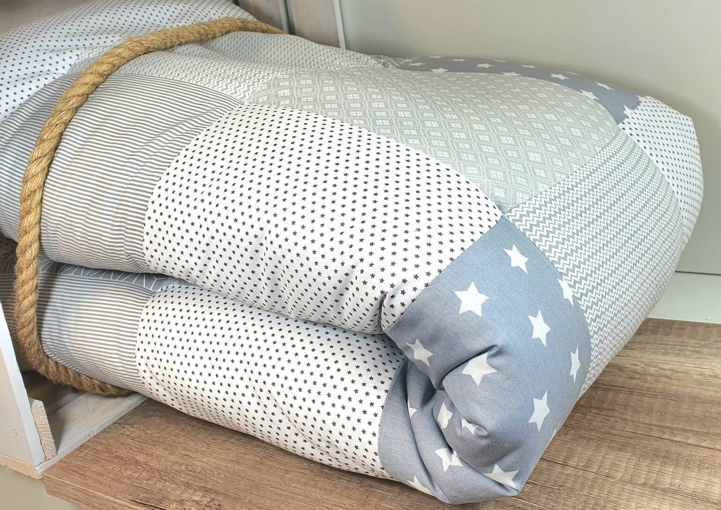 Krabbeldecke - Patchwork - DECKE - Babydecke - Sterne grau/weiß - mit Namen und Datum hellgrau /weiß