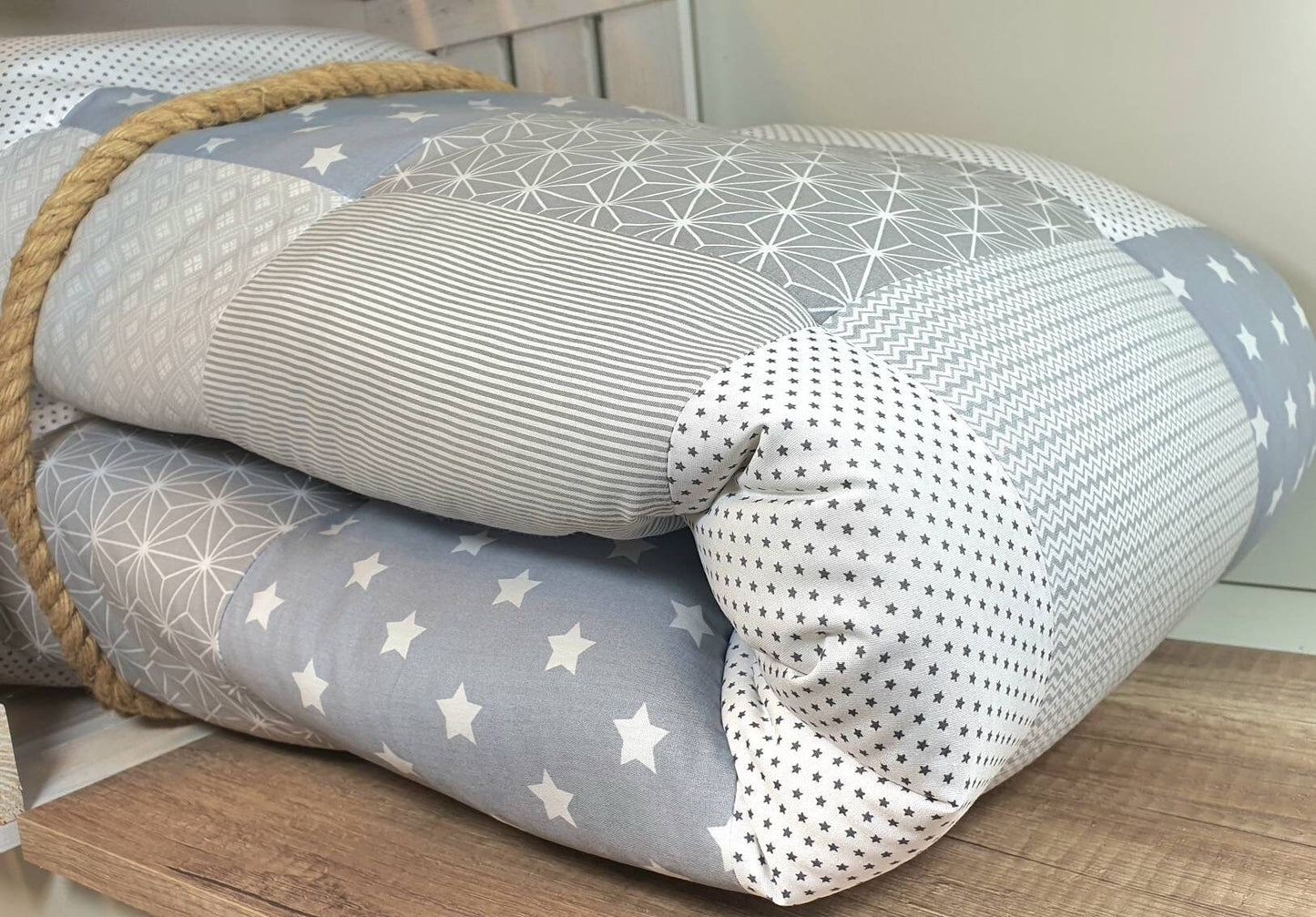 Krabbeldecke - Patchwork - DECKE - Babydecke - Sterne grau/weiß - mit Namen und Datum hellgrau /weiß