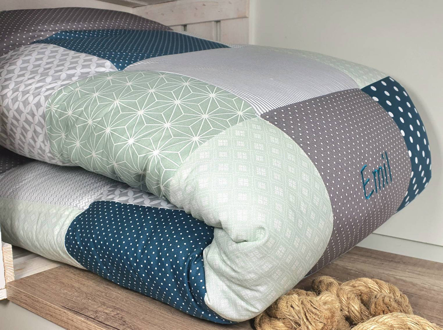 Krabbeldecke - Patchwork - Decke - Babydecke - Mint/Grau/Weiß - 3-4cm dick - mit Namensstickerei - SALBEI grün / taupe grau / petrol