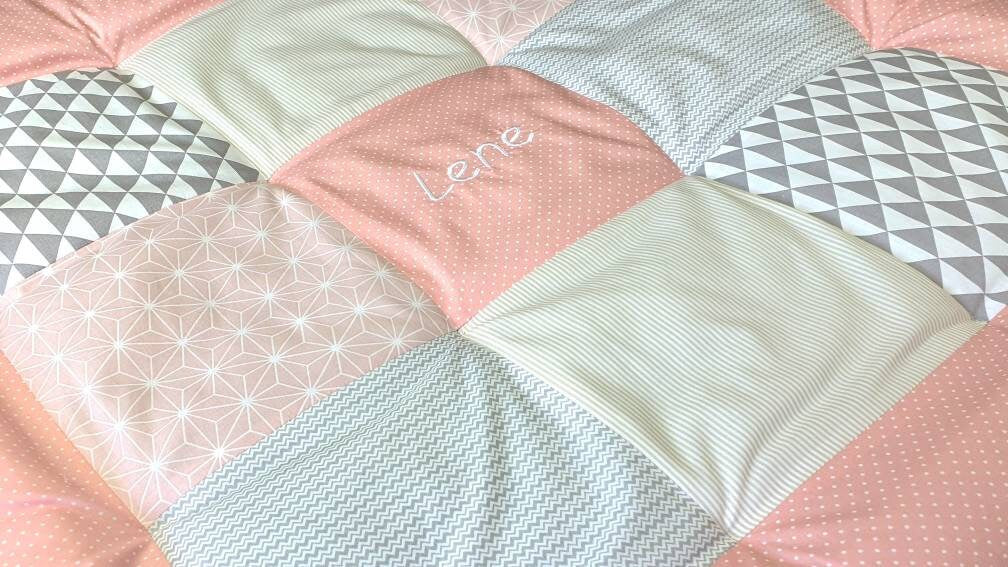 Krabbeldecke - Patchwork - Decke - Babydecke - PUDERROSA beige grau weiß- 3-4cm dick - mit Namen / 100x100cm / 120x120cm / 140x140cm
