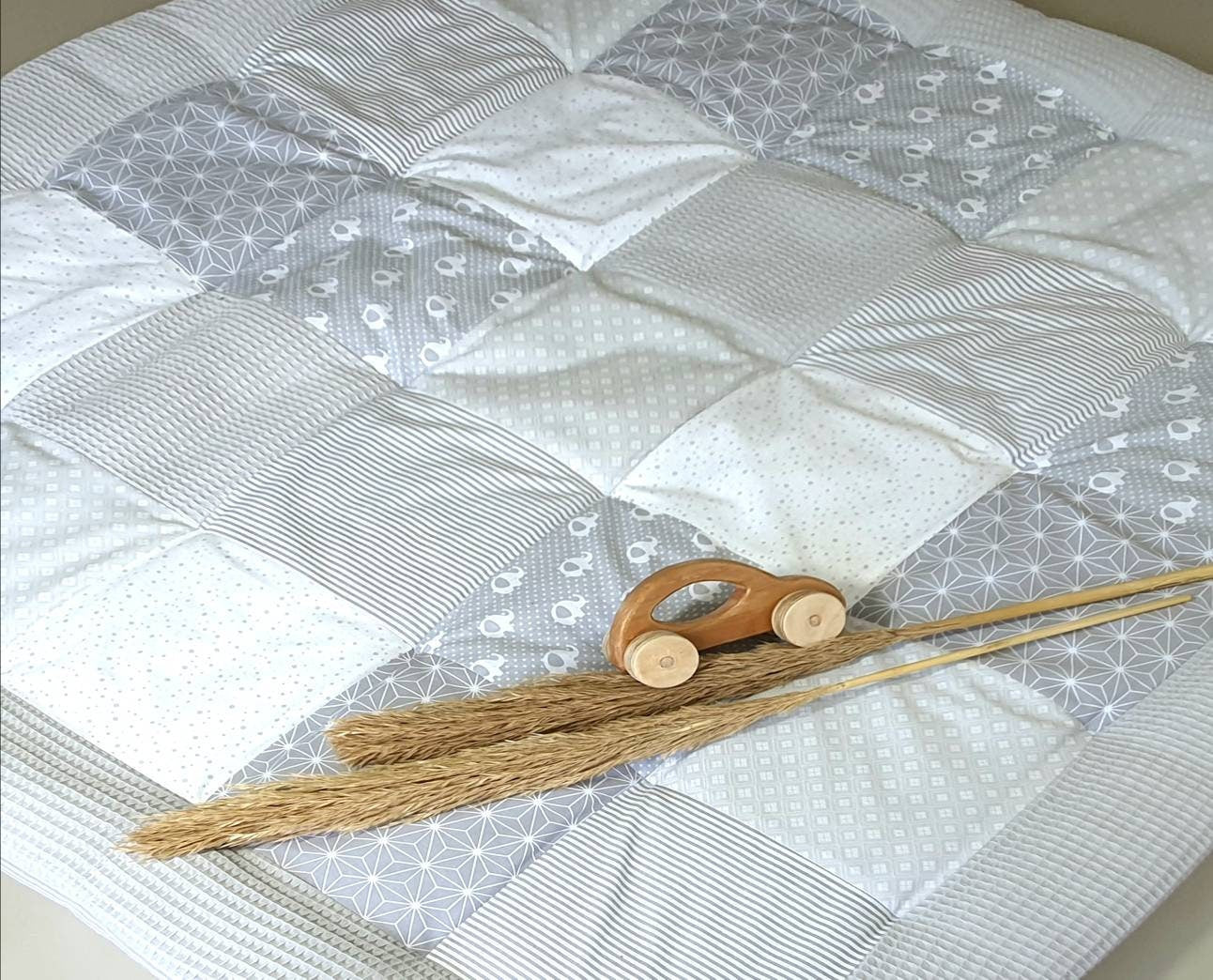 Krabbeldecke - Waffelstoff Patchwork - Decke - Babydecke - Spielteppich- 3-4cm dick - mit Namensstickerei - ELEFANT hellgrau / weiß