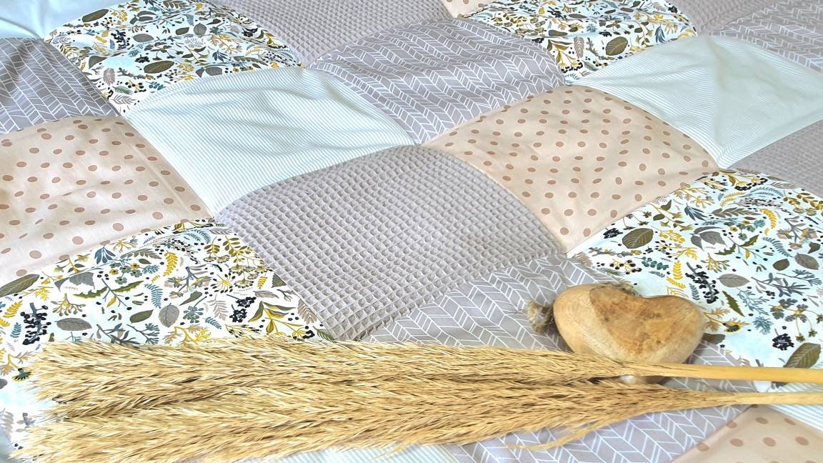 3-4cm dicke Krabbeldecke - Waffelstoff Patchwork - mit Namen - 100x100cm - 120x120cm - FLORAL taupe beige weiß
