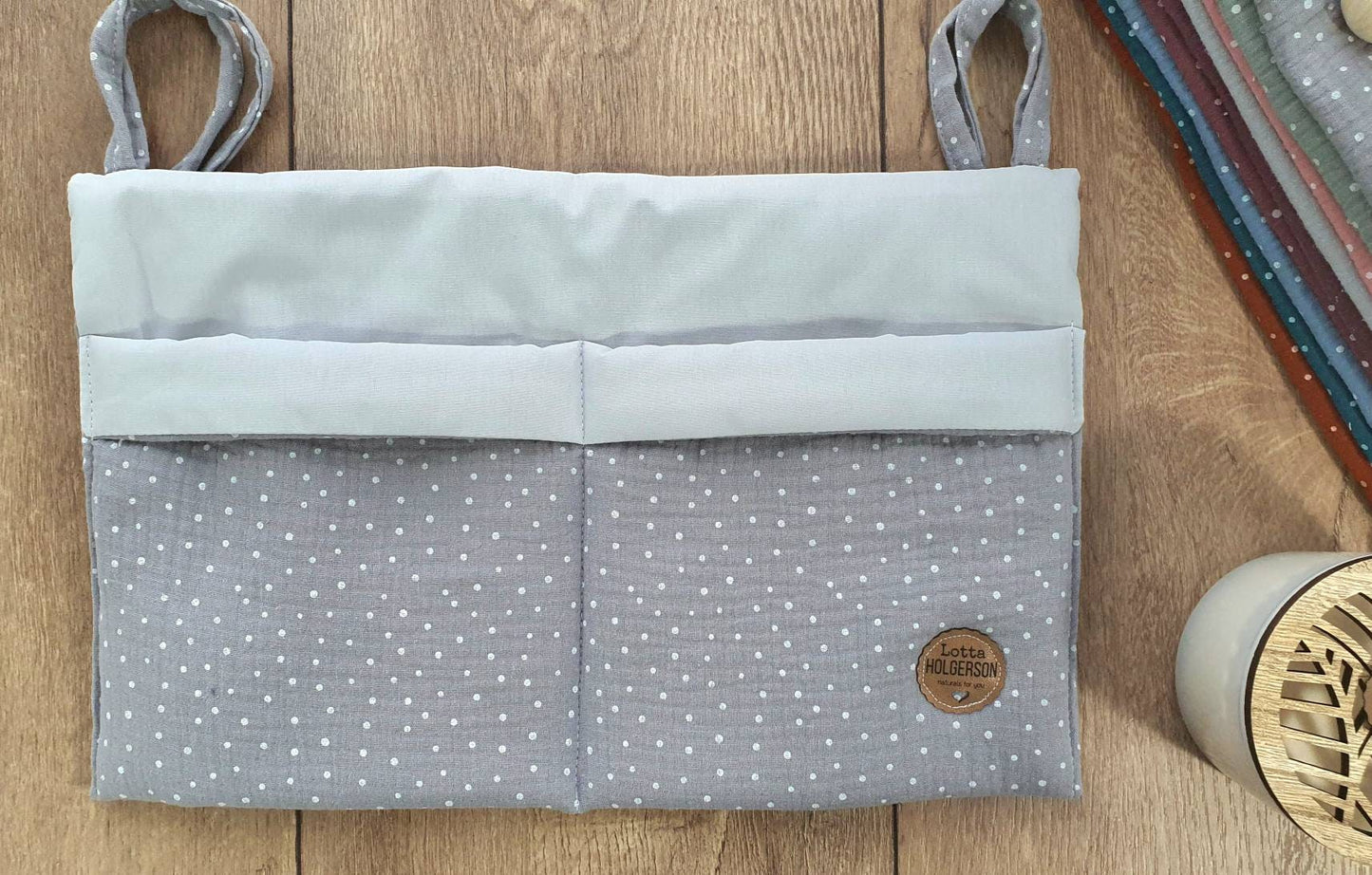 Musselin - praktische Betttasche - Wandutensilo - Organizer für Wickeltisch, Babybett, Laufstall Punkte hellgrau