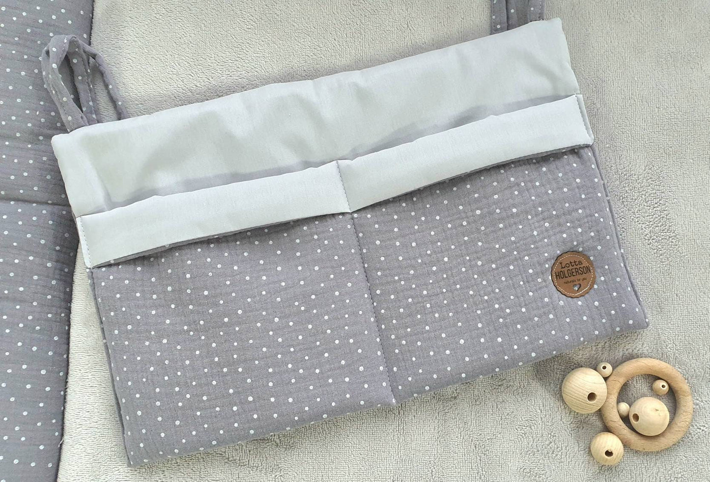 Musselin - praktische Betttasche - Wandutensilo - Organizer für Wickeltisch, Babybett, Laufstall Punkte hellgrau