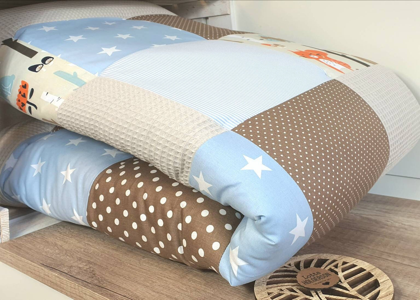 3-4cm dicke Krabbeldecke - Patchwork - Waffelstoff Decke - Babydecke - mit Namen WALDTIERE hellblau braun beige