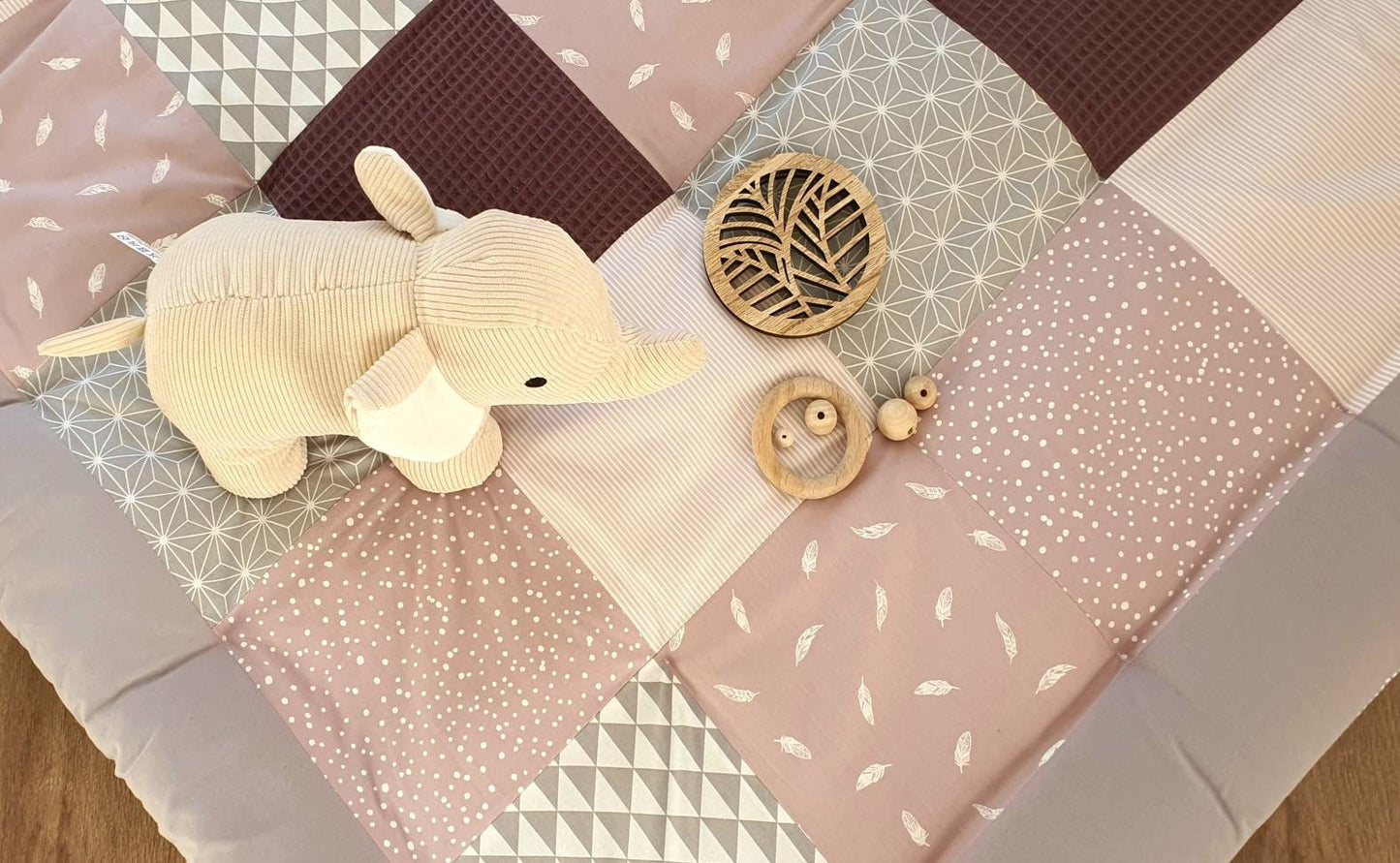 3-4cm dicke Krabbeldecke - Patchwork - Waffelstoff Decke - Babydecke - Federn altrosa/grau/weiß - mit Namen