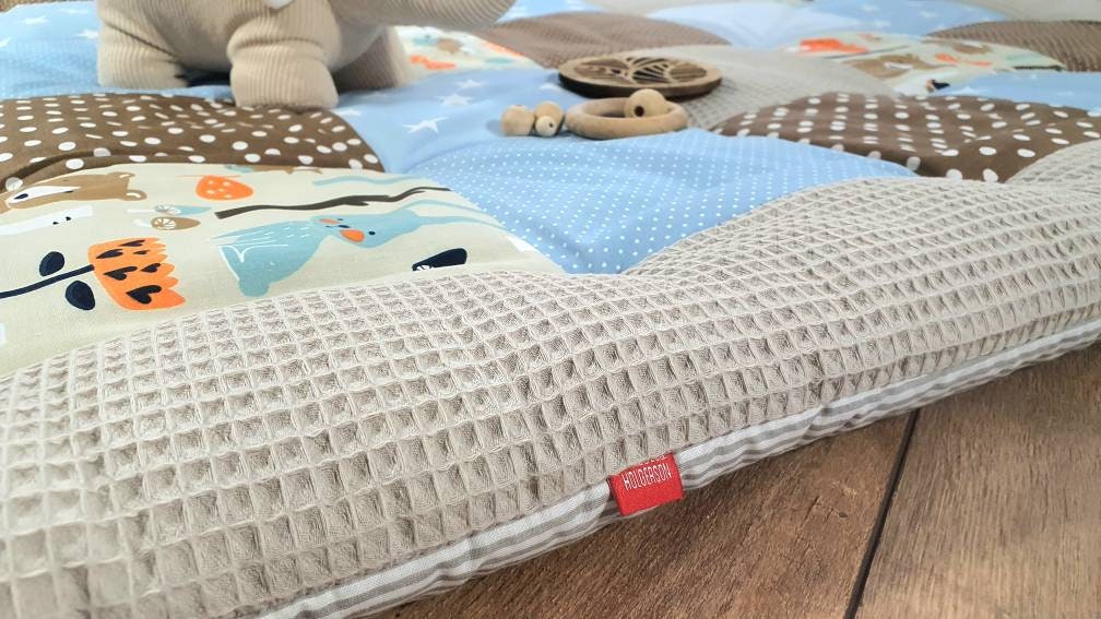3-4cm dicke Krabbeldecke - Patchwork - Waffelstoff Decke - Babydecke - mit Namen WALDTIERE hellblau braun beige