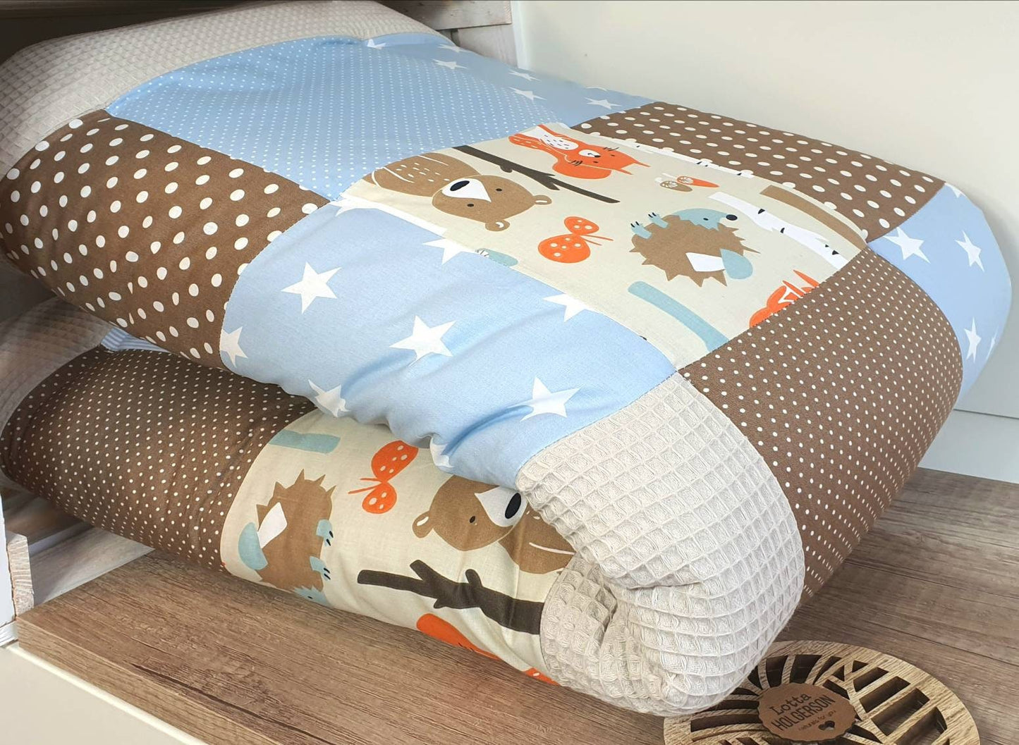 3-4cm dicke Krabbeldecke - Patchwork - Waffelstoff Decke - Babydecke - mit Namen WALDTIERE hellblau braun beige