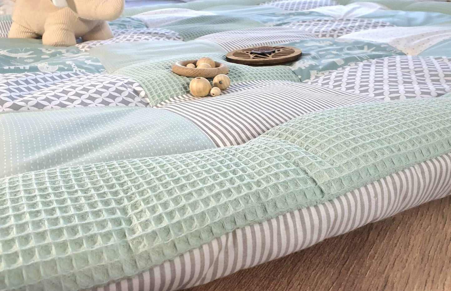3-4cm dicke Krabbeldecke - Patchwork - Waffelstoff Decke - Babydecke - mit Namen - Tiere Zebra Schildkröte Löwe mint hellgrau