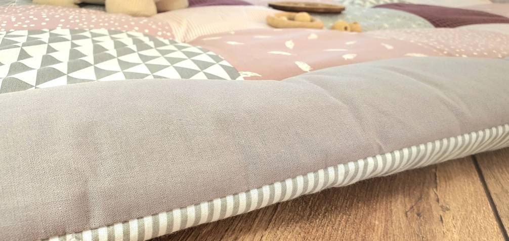3-4cm dicke Krabbeldecke - Patchwork - Waffelstoff Decke - Babydecke - Federn altrosa/grau/weiß - mit Namen