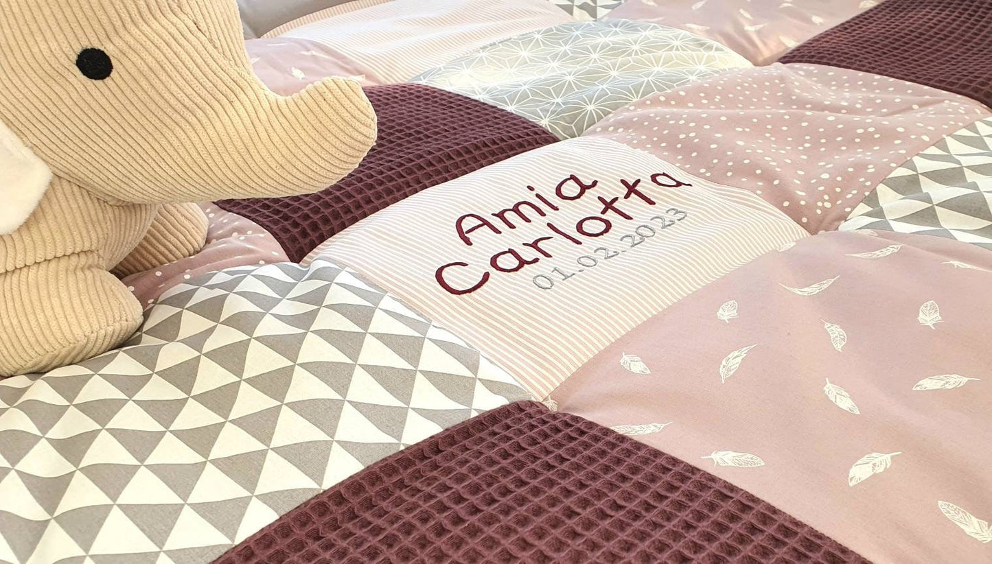 3-4cm dicke Krabbeldecke - Patchwork - Waffelstoff Decke - Babydecke - Federn altrosa/grau/weiß - mit Namen