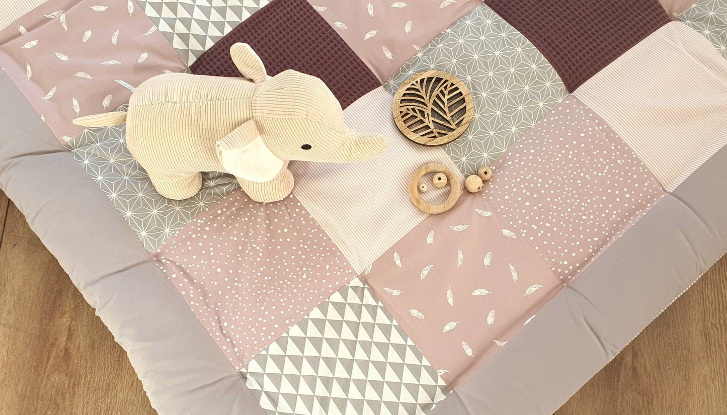 3-4cm dicke Krabbeldecke - Patchwork - Waffelstoff Decke - Babydecke - Federn altrosa/grau/weiß - mit Namen