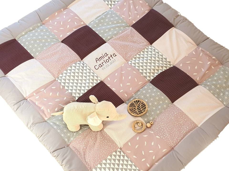 3-4cm dicke Krabbeldecke - Patchwork - Waffelstoff Decke - Babydecke - Federn altrosa/grau/weiß - mit Namen