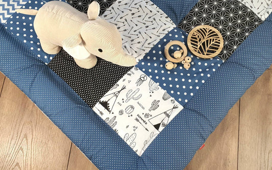 3-4cm dicke Krabbeldecke - Patchwork - Decke - Babydecke - TIPI Kaktus jeansblau / schwarz / weiß - personalisierbar mit Namen