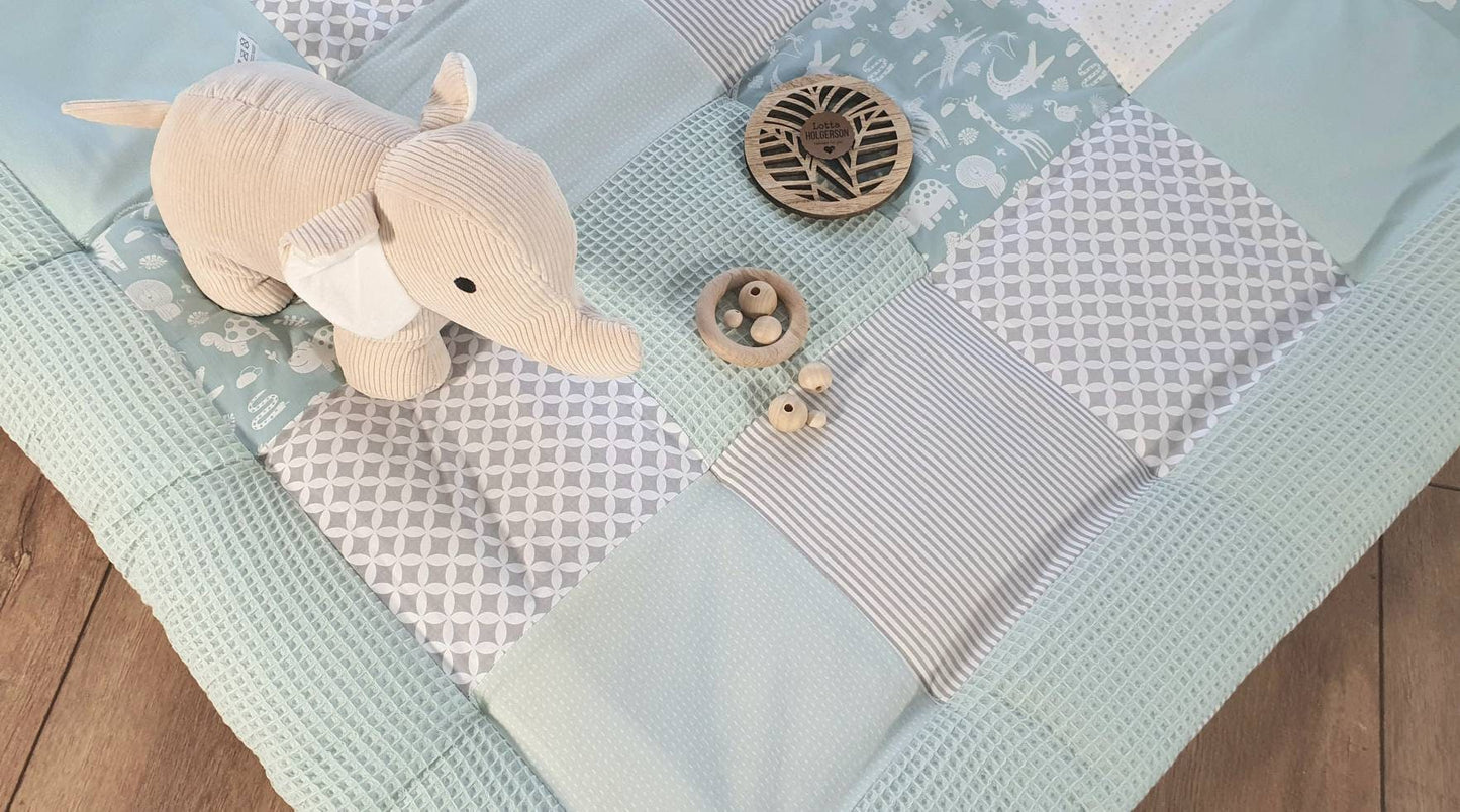 3-4cm dicke Krabbeldecke - Patchwork - Waffelstoff Decke - Babydecke - mit Namen - Tiere Zebra Schildkröte Löwe mint hellgrau