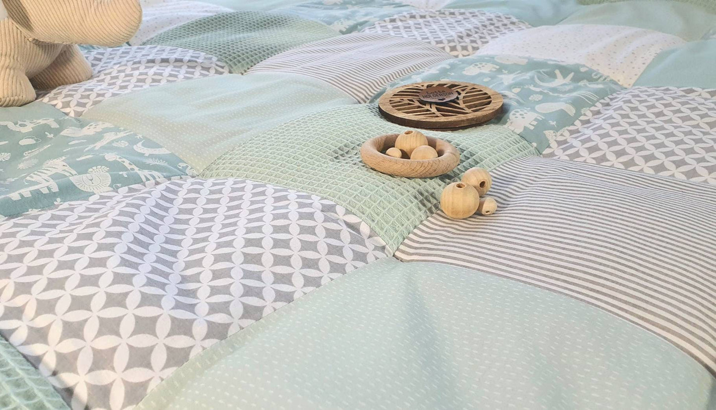 3-4cm dicke Krabbeldecke - Patchwork - Waffelstoff Decke - Babydecke - mit Namen - Tiere Zebra Schildkröte Löwe mint hellgrau