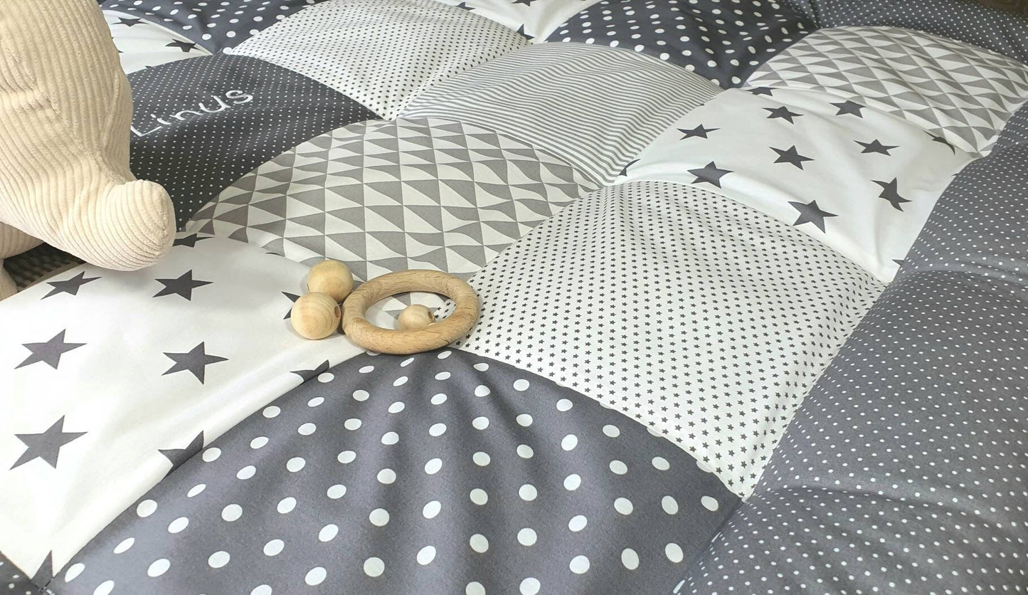 3-4cm dicke Krabbeldecke - Patchwork - DECKE - Babydecke - Sterne grau/weiß - mit Namen und Datum