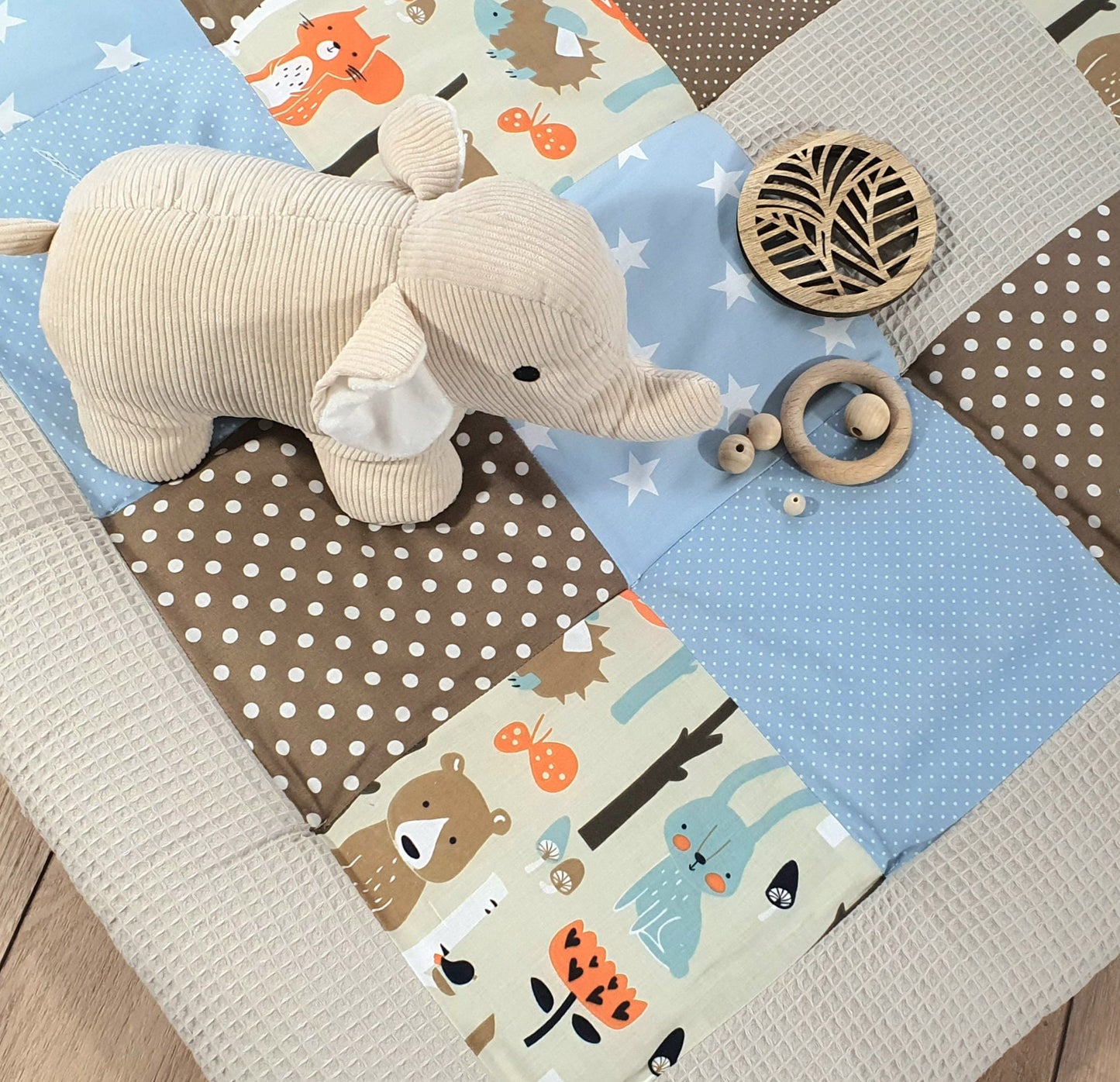 3-4cm dicke Krabbeldecke - Patchwork - Waffelstoff Decke - Babydecke - mit Namen WALDTIERE hellblau braun beige