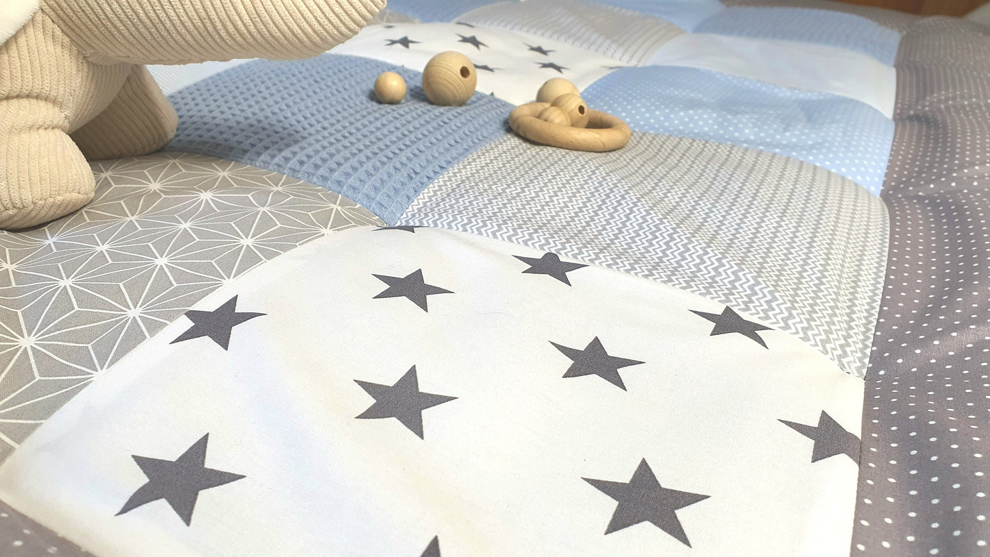 Krabbeldecke - Patchwork - DECKE - Babydecke - Sterne Hellblau/Grau/Weiß - 3-4cm dick - mit Namen / Datum / Uhrzeit / Größe / Gewicht