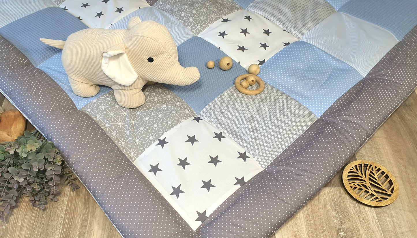 Krabbeldecke - Patchwork - DECKE - Babydecke - Sterne Hellblau/Grau/Weiß - 3-4cm dick - mit Namen / Datum / Uhrzeit / Größe / Gewicht