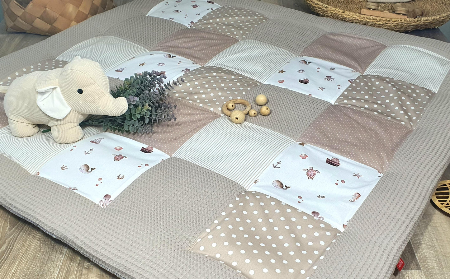 3-4cm dicke Krabbeldecke - Patchwork - Decke - Babydecke - MEERESTIERE taupe beige weiß - personalisierbar mit Namen