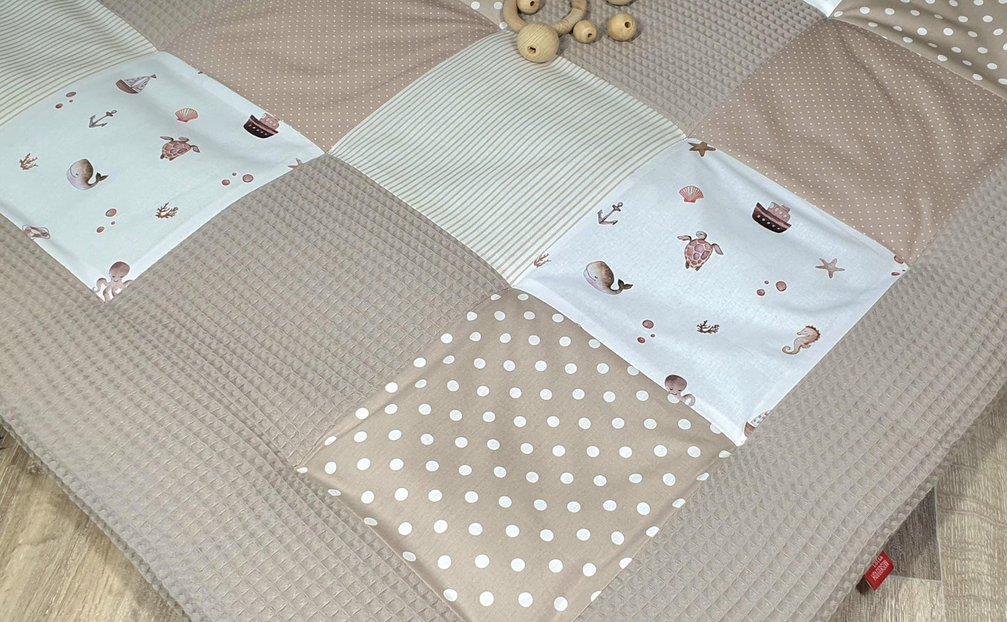 3-4cm dicke Krabbeldecke - Patchwork - Decke - Babydecke - MEERESTIERE taupe beige weiß - personalisierbar mit Namen
