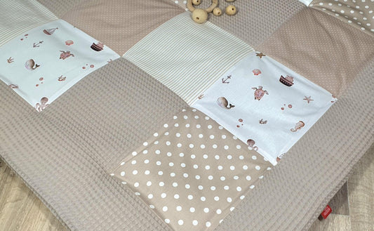 3-4cm dicke Krabbeldecke - Patchwork - Decke - Babydecke - MEERESTIERE taupe beige weiß - personalisierbar mit Namen
