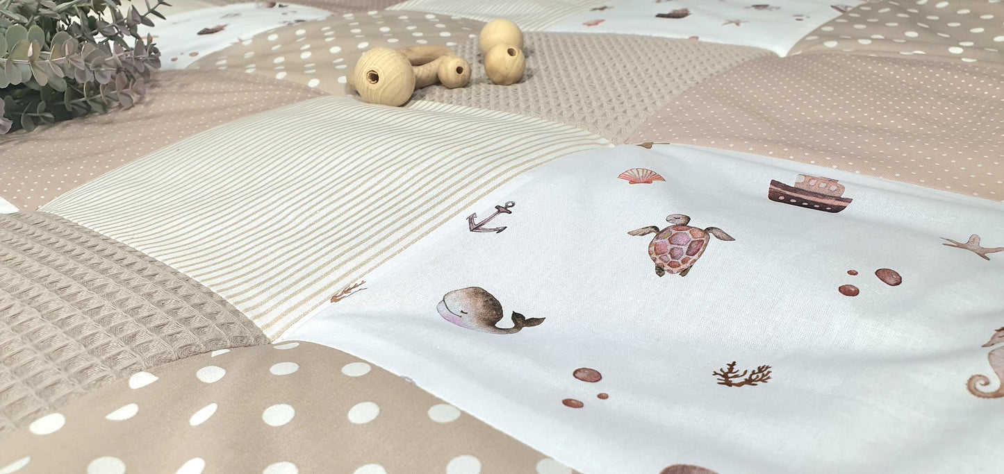 3-4cm dicke Krabbeldecke - Patchwork - Decke - Babydecke - MEERESTIERE taupe beige weiß - personalisierbar mit Namen