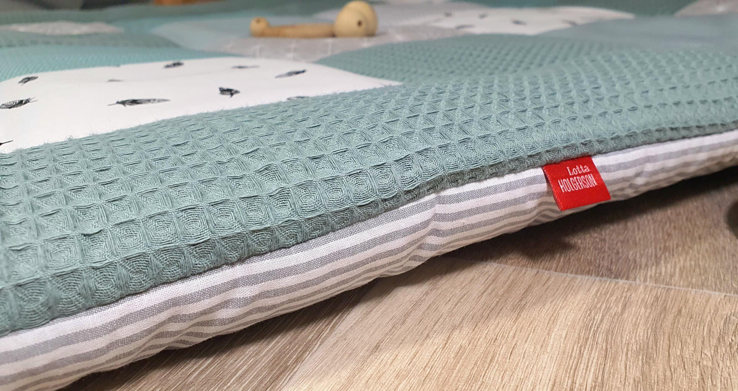 3-4cm dicke Krabbeldecke - Patchwork - Waffelstoff Decke - Babydecke - Federn waldgrün/grau/weiß - mit Namen