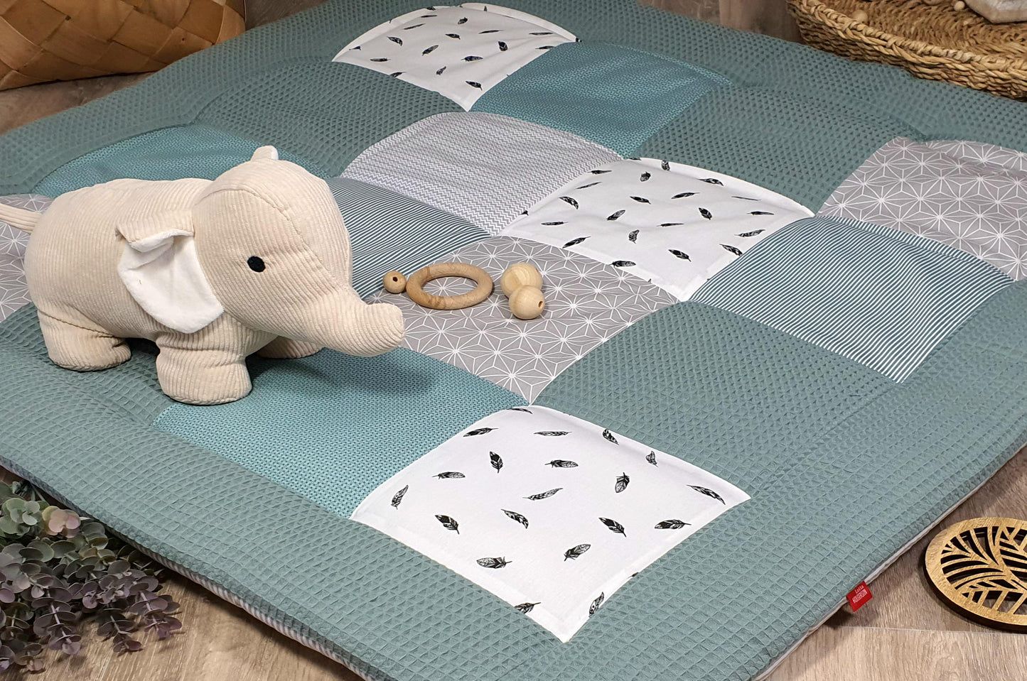 3-4cm dicke Krabbeldecke - Patchwork - Waffelstoff Decke - Babydecke - Federn waldgrün/grau/weiß - mit Namen