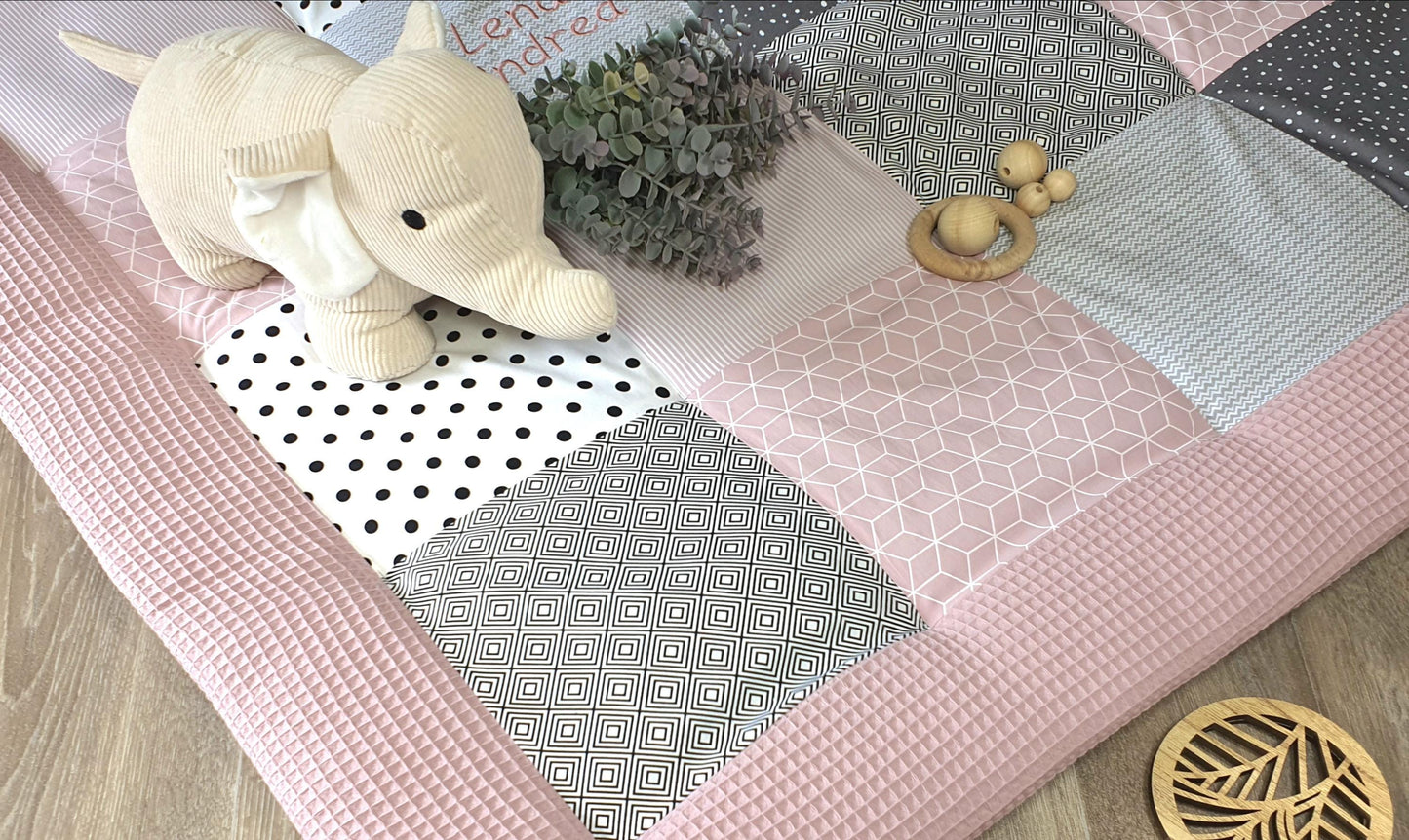 3-4cm dicke Krabbeldecke - Patchwork - Waffelpique Decke - Babydecke - mit Namen personalisierbar - ALTROSA / schwarz weiß