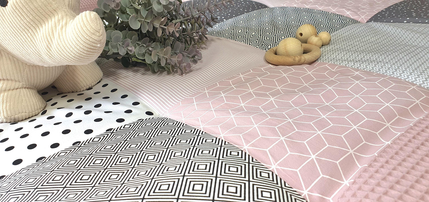 3-4cm dicke Krabbeldecke - Patchwork - Waffelpique Decke - Babydecke - mit Namen personalisierbar - ALTROSA / schwarz weiß