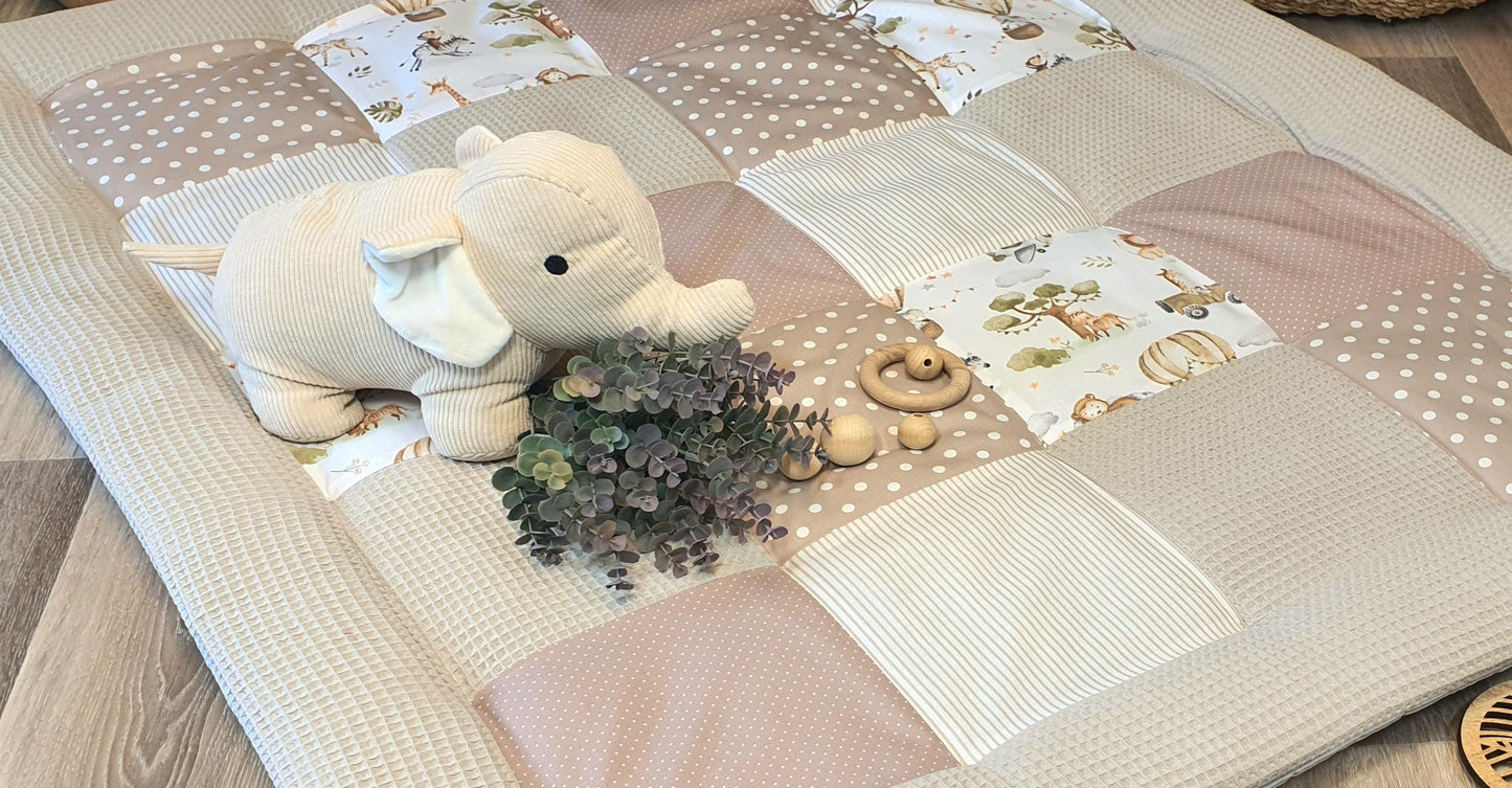 3-4cm dicke Krabbeldecke - Patchwork - Decke - Babydecke - WALDTIER REH / beige sand / weiß - personalisierbar mit Namen