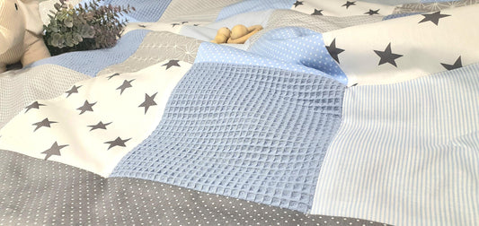 WAFFELPIQUE PATCHWORK - DECKE - Tagesdecke - Kuscheldecke personalisierbar mit Namen - hellblau | taupe grau