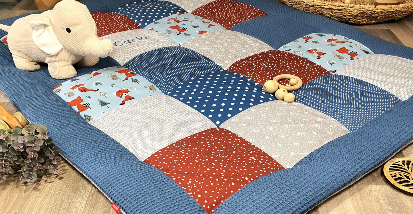 Krabbeldecke - Patchwork - Decke - Babydecke - FUCHS Hase blau/rost/grau - 3-4cm dick - mit Namen / Datum / Uhrzeit / Größe / Gewicht
