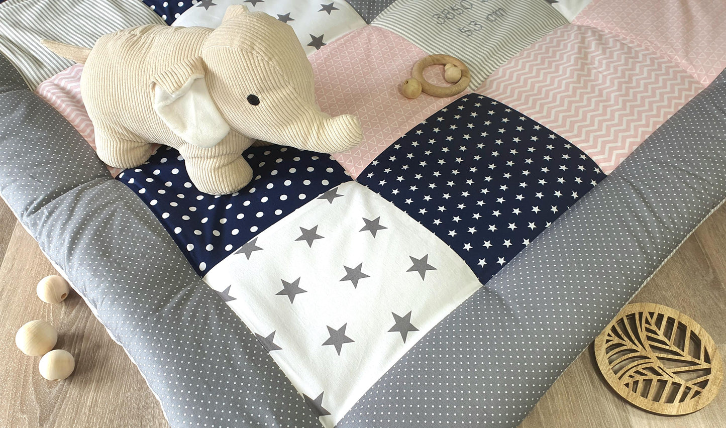 3-4cm dicke Krabbeldecke - Patchwork - DECKE - Babydecke - Sterne puderrosa/dunkelblau/grau/weiß - mit Namen und Datum