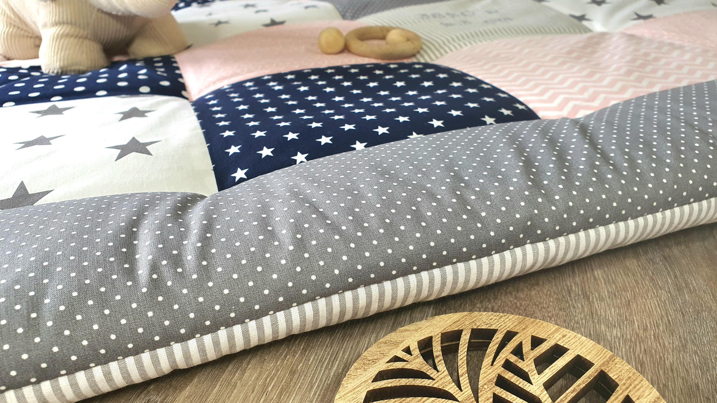 3-4cm dicke Krabbeldecke - Patchwork - DECKE - Babydecke - Sterne puderrosa/dunkelblau/grau/weiß - mit Namen und Datum