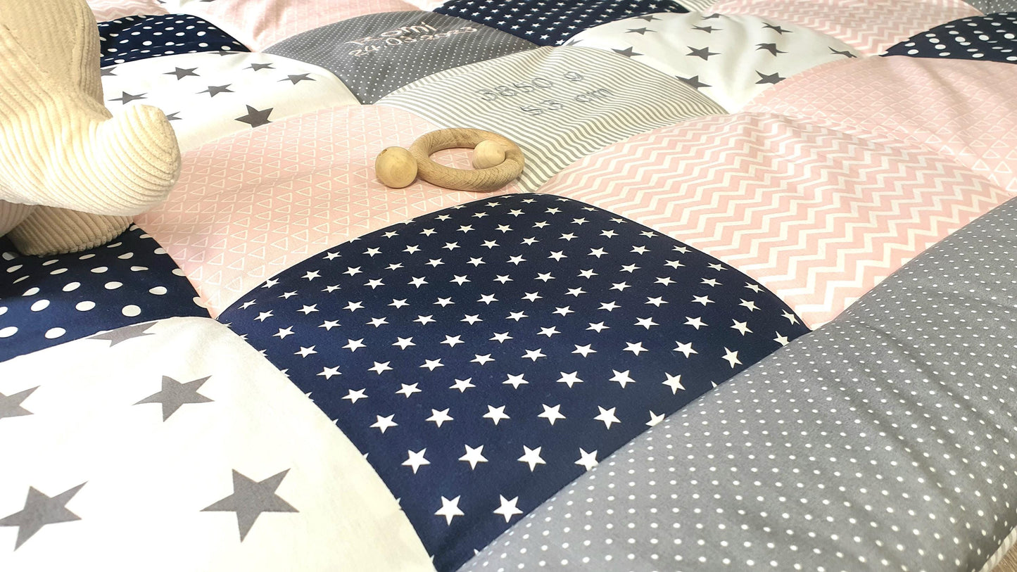 3-4cm dicke Krabbeldecke - Patchwork - DECKE - Babydecke - Sterne puderrosa/dunkelblau/grau/weiß - mit Namen und Datum