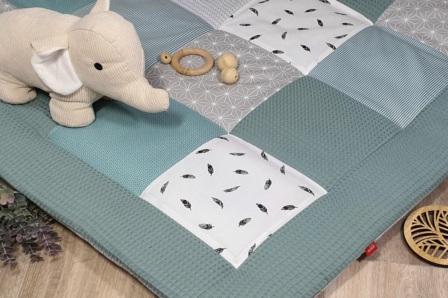 3-4cm dicke Krabbeldecke - Patchwork - Waffelstoff Decke - Babydecke - Federn waldgrün/grau/weiß - mit Namen