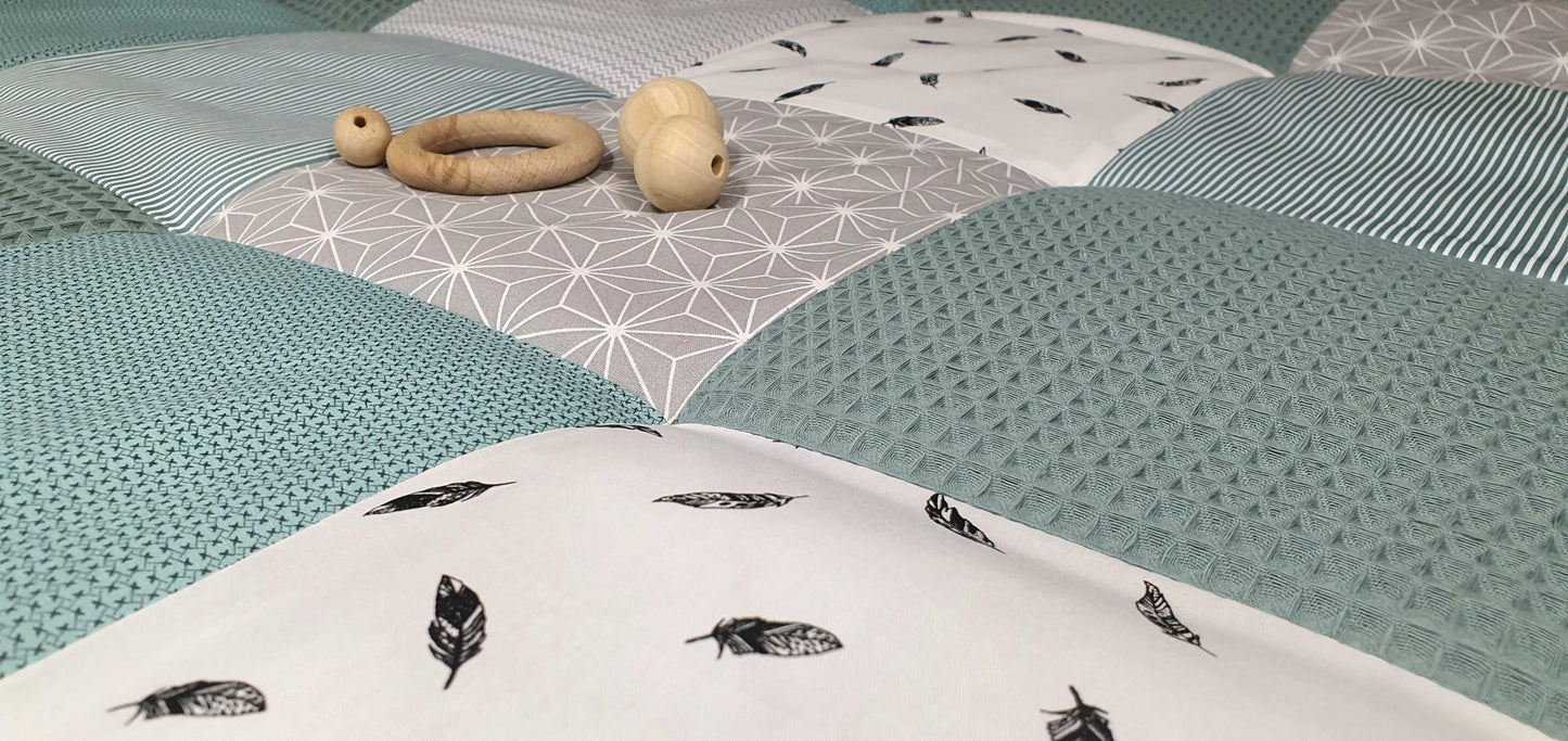3-4cm dicke Krabbeldecke - Patchwork - Waffelstoff Decke - Babydecke - Federn waldgrün/grau/weiß - mit Namen