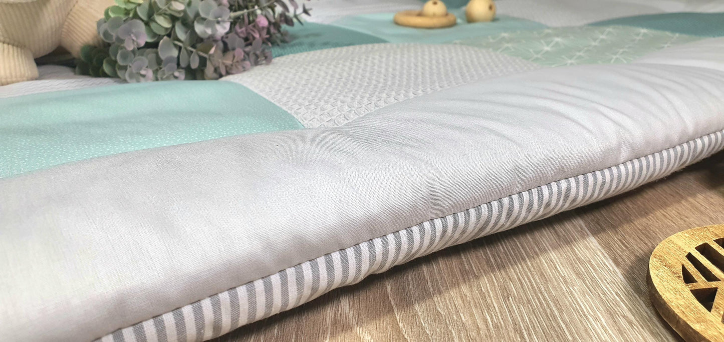 3-4cm dicke Krabbeldecke - Patchwork - Decke - Babydecke - Mint/Grau/Weiß - mit Namensstickerei - SALBEI grün / taupe grau