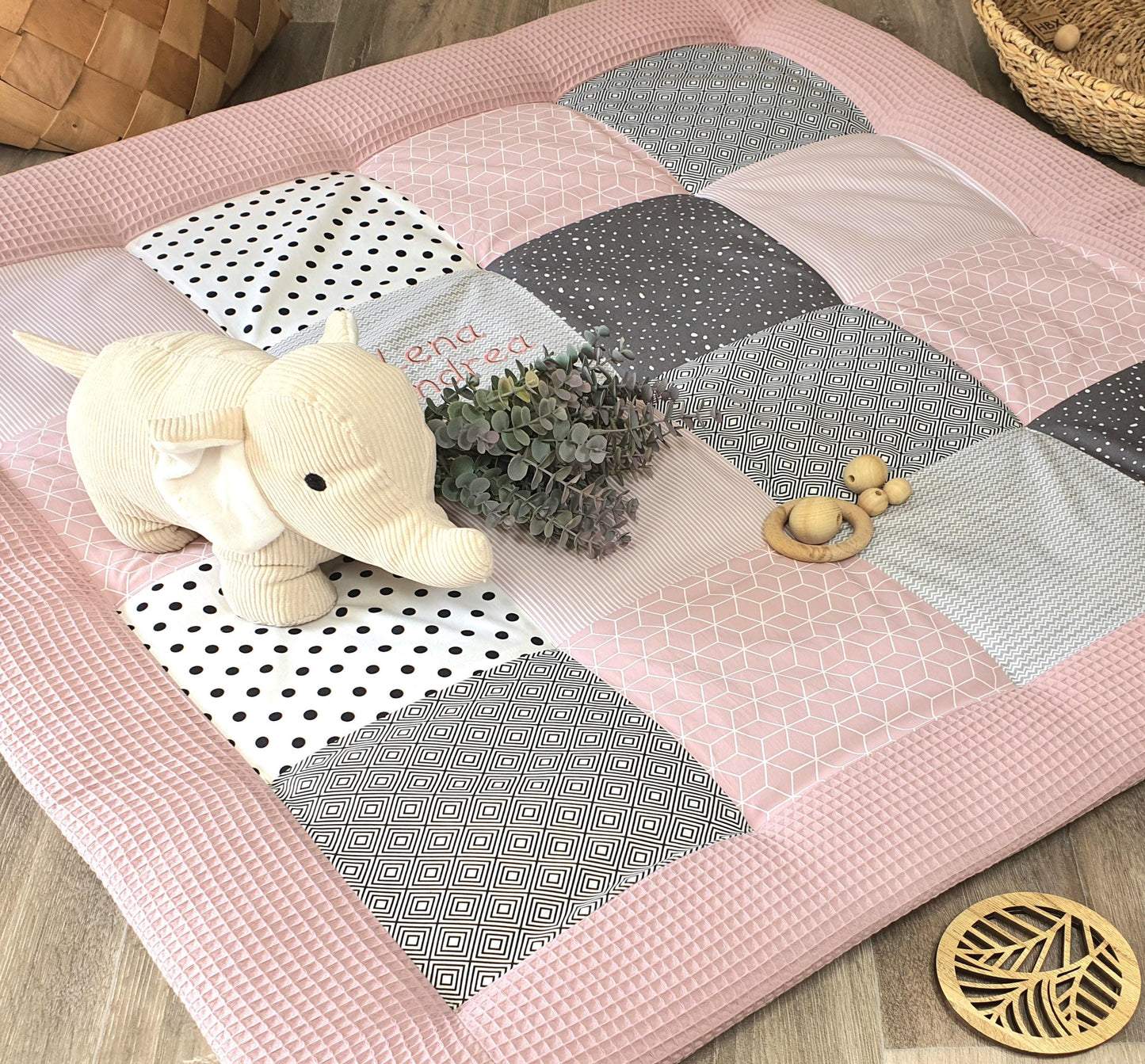 3-4cm dicke Krabbeldecke - Patchwork - Waffelpique Decke - Babydecke - mit Namen personalisierbar - ALTROSA / schwarz weiß