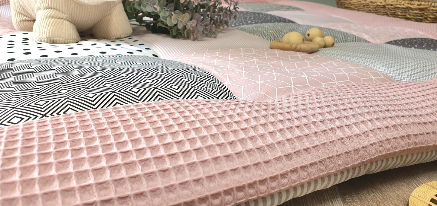 3-4cm dicke Krabbeldecke - Patchwork - Waffelpique Decke - Babydecke - mit Namen personalisierbar - ALTROSA / schwarz weiß